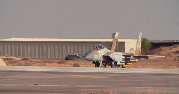 離陸前に滑走路上でイスラエル空軍F-15タキシング — ストック動画