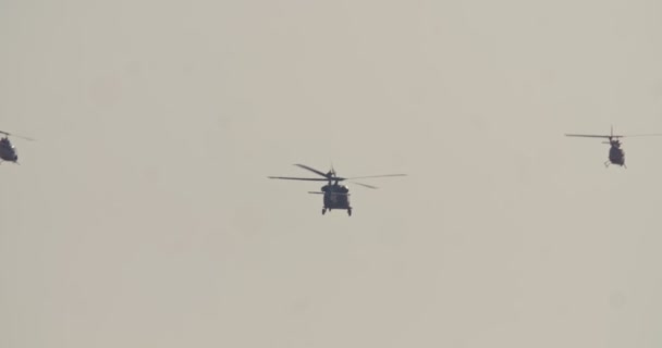 Летящие в строю военные вертолеты — стоковое видео