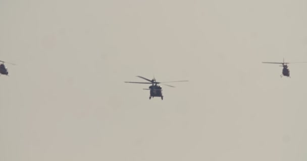 Militärhubschrauber fliegen in Formation — Stockvideo