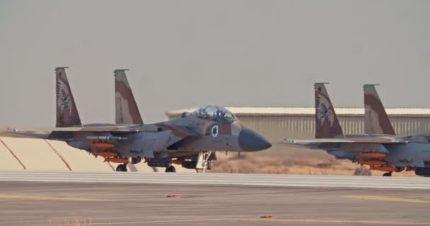 Aeronautica israeliana F-15 in rullaggio sulla pista prima del decollo — Video Stock