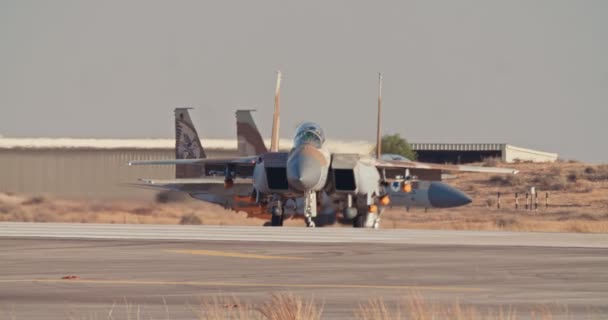 Военно-воздушные силы Израиля F-15 взлетают на взлетно-посадочную полосу перед взлетом — стоковое видео