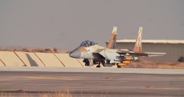 Israeliska flygvapnet F-15 taxning på landningsbanan innan start — Stockvideo