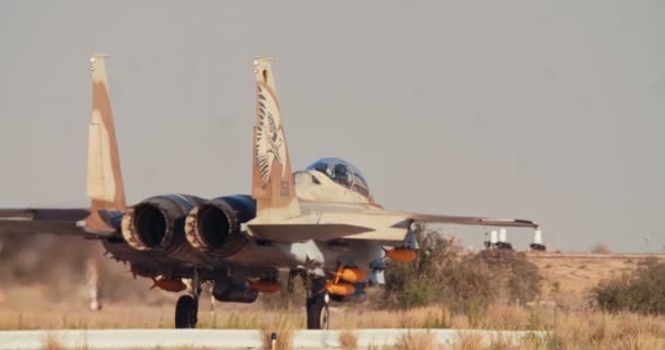 Aeronautica israeliana F-15 in rullaggio sulla pista prima del decollo — Video Stock