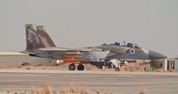 Força Aérea Israelense F-15 taxiando na pista antes da decolagem — Vídeo de Stock