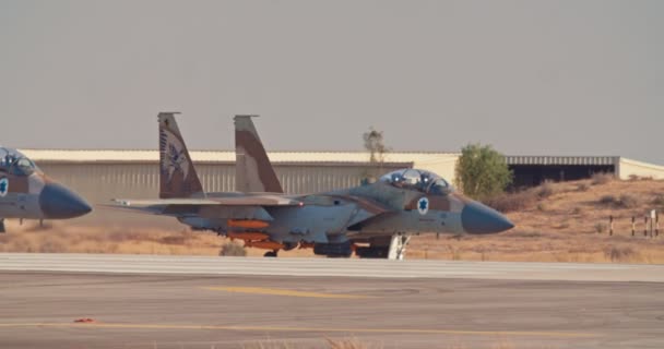 Το ισραηλινό αεροπορικό δυναμικό F-15 Τροχίζει στον αεροδιάδρομο πριν την απογείωση. — Αρχείο Βίντεο