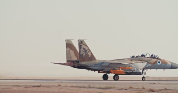 Fuerza Aérea Israelí armada F-15 despegando de una base aérea con postquemador completo — Vídeos de Stock