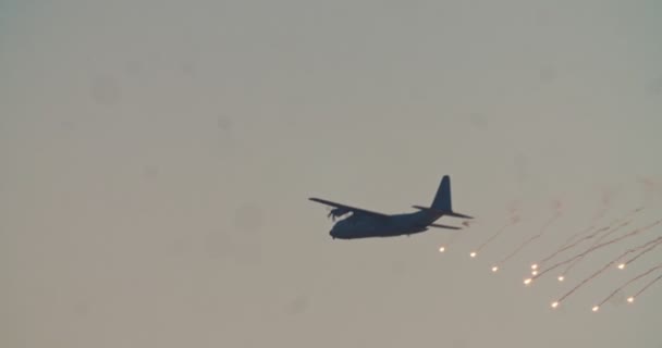 C-130 nakliye uçağı kargo paketleri bırakarak — Stok video