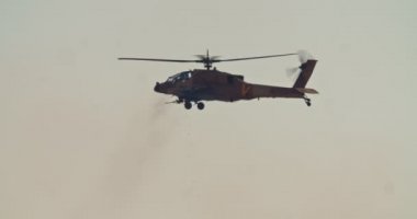 Savaş uçuşu sırasında Ah-64d Apache Longbow askeri helikopter