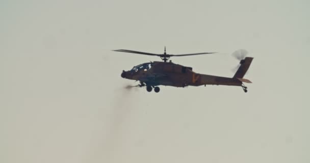 戦闘飛行中のAh-64dアパッチロングボウ軍用ヘリコプター — ストック動画