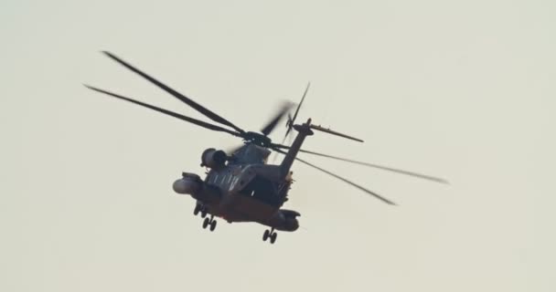 Военный вертолет во время спасательной операции на базе — стоковое видео