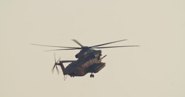 Hélicoptère militaire pendant une mission de sauvetage dans une base — Video