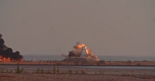攻击直升机攻击目标的慢动作爆炸和烟雾 — 图库视频影像