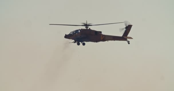 Ah-64d Apache Longbow στρατιωτικό ελικόπτερο κατά τη διάρκεια της πτήσης μάχης — Αρχείο Βίντεο