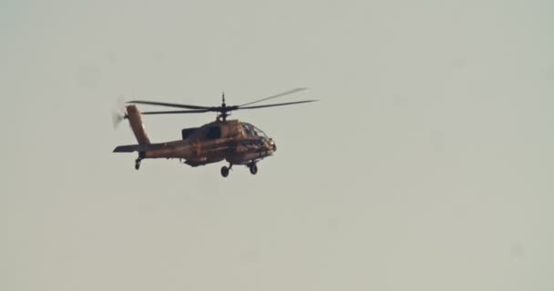전투 비행 중 Ah-64d 아파치 롱보우 군용 헬리콥터 — 비디오