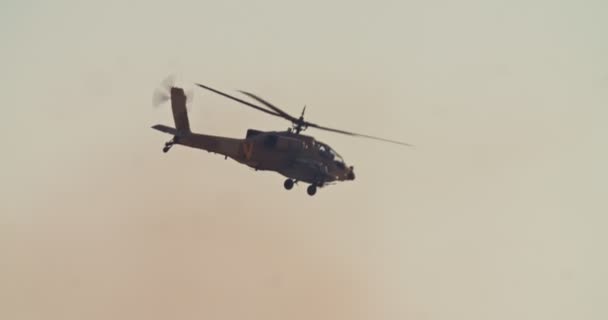 전투 비행 중 Ah-64d 아파치 롱보우 군용 헬리콥터 — 비디오