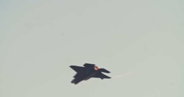 F-35 винищувач Stealth, виконуючи висока швидкість бойових маневри — стокове відео