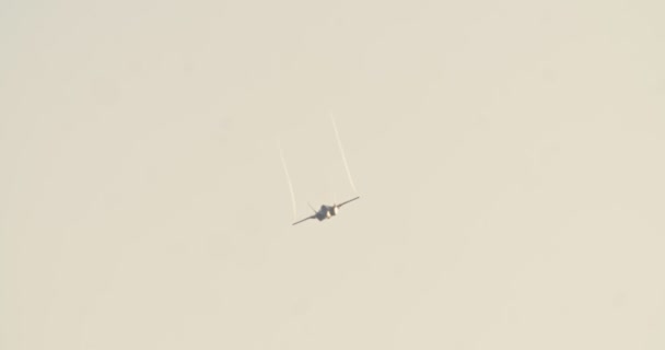F-35 Caza furtiva realizando maniobras de combate de alta velocidad — Vídeo de stock