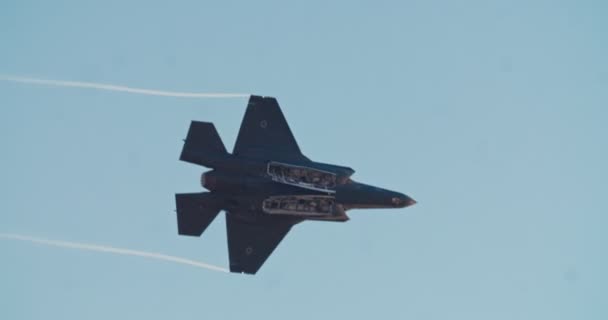 F-35 Stealth fighter wykonywania szybkich manewrów bojowych — Wideo stockowe