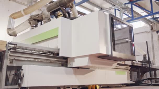 Macchina automatizzata per la lavorazione del legno in un impianto di produzione mobili — Video Stock