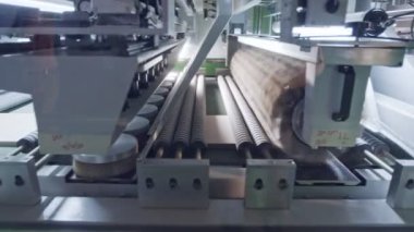Bir mobilya üretim tesisinde otomatik ahşap parlatma makinesi
