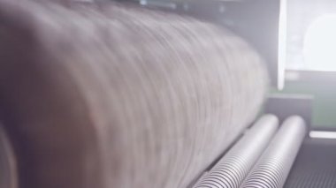 Bir mobilya üretim tesisinde otomatik ahşap parlatma makinesi