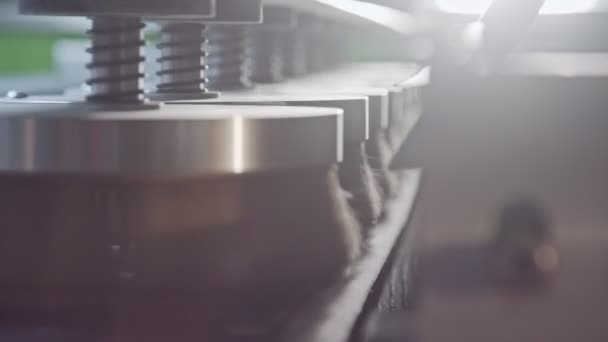 Automatisierte Holzpoliermaschine in einer Möbelfabrik — Stockvideo
