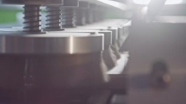 Bir mobilya üretim tesisinde otomatik ahşap parlatma makinesi