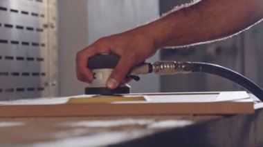 Bir mobilya fabrikasında bir kabine kapı parlatma bir işçinin yavaş hareket
