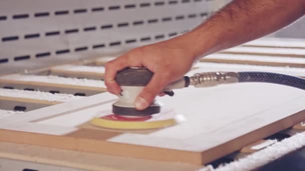 Movimiento lento de un trabajador puliendo una puerta del gabinete en una fábrica de muebles — Vídeo de stock