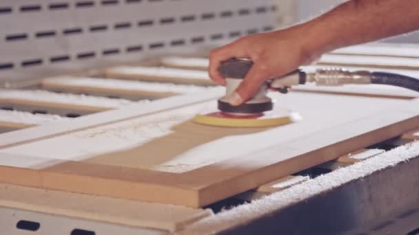 Медленное движение рабочего, полирующего дверцу шкафа на мебельной фабрике — стоковое видео