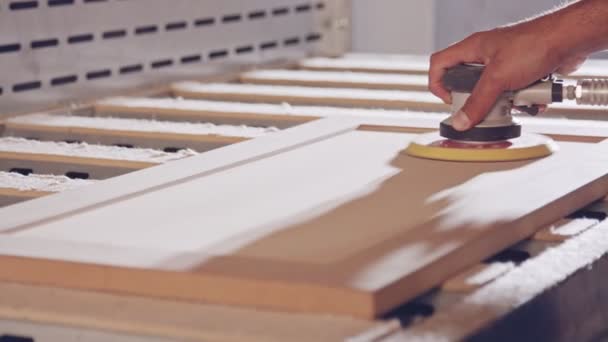 Movimiento lento de un trabajador puliendo una puerta del gabinete en una fábrica de muebles — Vídeo de stock