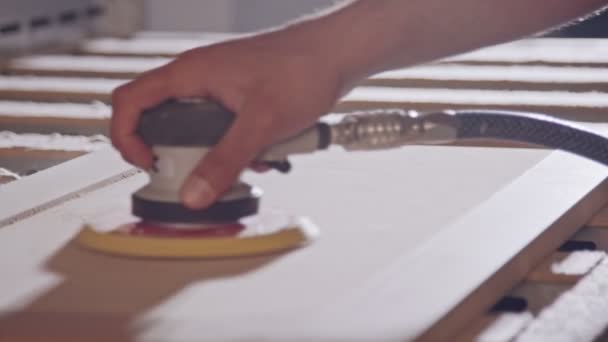 Zeitlupe eines Arbeiters beim Polieren einer Schranktür in einer Möbelfabrik — Stockvideo