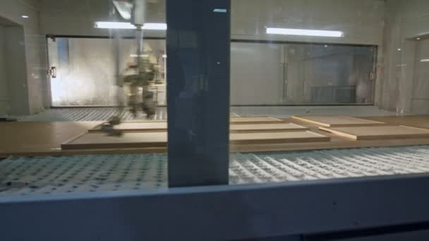Robot de pintura de madera automatizado en una planta de producción de muebles — Vídeos de Stock