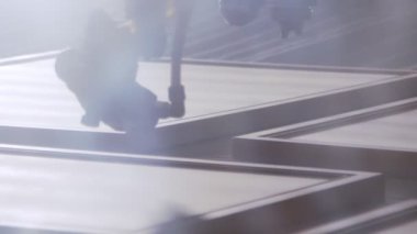 Bir mobilya üretim tesisinde otomatik ahşap boyama robotu