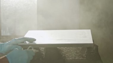Sprey boya kullanarak mutfak ahşap kapılar boyama bir işçinin yavaş hareket