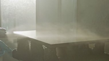 Sprey boya kullanarak mutfak ahşap kapılar boyama bir işçinin yavaş hareket