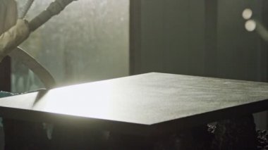 Sprey boya kullanarak mutfak ahşap kapılar boyama bir işçinin yavaş hareket