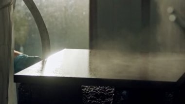 Sprey boya kullanarak mutfak ahşap kapılar boyama bir işçinin yavaş hareket