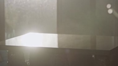 Sprey boya kullanarak mutfak ahşap kapılar boyama bir işçinin yavaş hareket