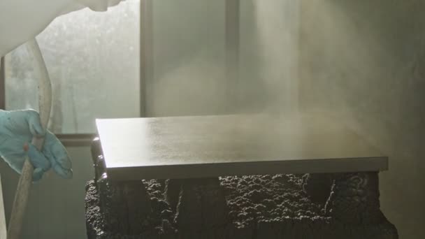 工人用喷漆画厨房木门的慢动作 — 图库视频影像