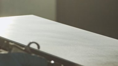 Sprey boya kullanarak mutfak ahşap kapılar boyama bir işçinin yavaş hareket