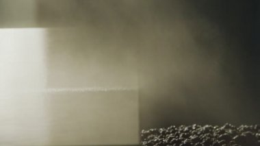 Sprey boya kullanarak mutfak ahşap kapılar boyama bir işçinin yavaş hareket