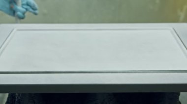 Sprey boya kullanarak mutfak ahşap kapılar boyama bir işçinin yavaş hareket