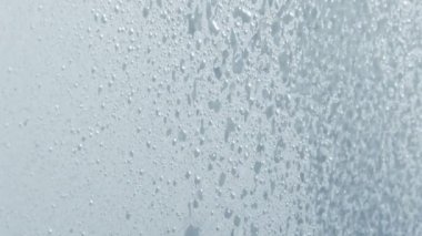 Beyaz bir yüzeye isabet su damlacıkları yavaş çekim makro görüntüleri