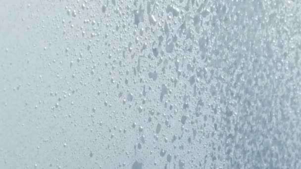 Imagens macro em câmera lenta de gotículas de água atingindo uma superfície branca — Vídeo de Stock