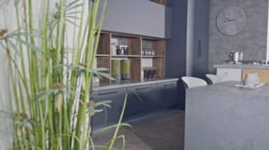 Gri modern tasarımlı lüks bir mutfağın çekim izleme