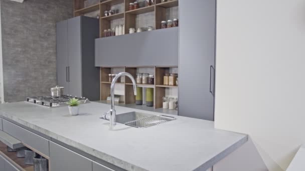 Rastreamento tiro de uma cozinha de luxo com design moderno cinza — Vídeo de Stock