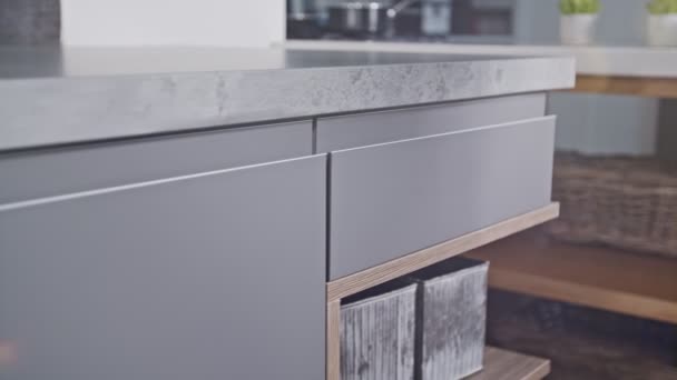 Sledovací záběr Luxusní kuchyně s moderním šedým designem