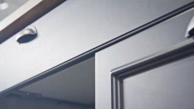 Gri ve beyaz klasik tasarıma sahip lüks bir mutfağın çekim izleme