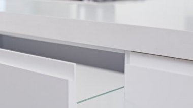 Yavaş yavaş kapanan beyaz modern lüks mutfak çekmecesi kapatın